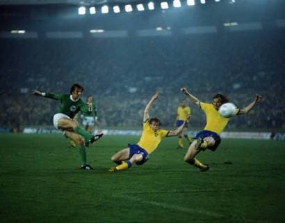 WM 1974 in Düsseldorf - BR Deutschland - Schweden 4:2 - Rainer Bonhof (BRD, li.) erzielt das Tor zum 2:1 gegen Kent Karlsson (re.) und Jörgen Augustsson (beide Schweden)