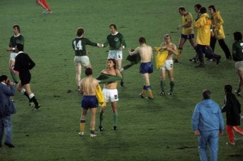 WM 1974 in Düsseldorf - BR Deutschland - Schweden 4:2 - Trikottausch nach Spielende mit Heinz Flohe (Mitte) und Hans Hubert Vogts (8.v.re., beide BRD), dahinter jubeln Rainer Bonhof (li.), Uli Hoeneß (14) und Hans Georg Schwarzenbeck (alle BRD)
