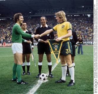 BR Deutschland - Australien 3:0 - Die Spielführer Franz Beckenbauer (BRD, li.) und Peter Wilson (Australien) begrüssen einander vor Schiedsrichter Mahmoud Mostafa Kamel (Ägypten) und Linienrichter Edison Perez Nunez (Peru, li.)