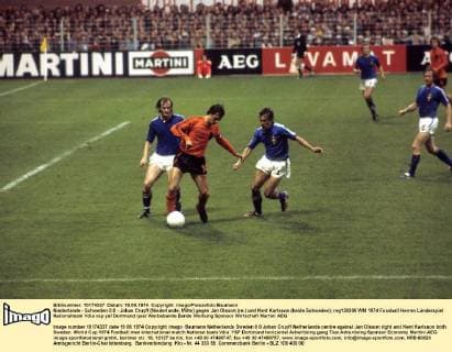 Niederlande - Schweden 0:0 - Johan Cruyff (Niederlande, Mitte) gegen Jan Olsson (re.) und Kent Karlsson (beide Schweden)