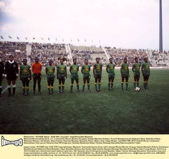 Mannschaftsvorstellung Zaire, v.li.: Linienrichter Ramon Barreto (Uruguay), Kapitän Mantantu Kidumu, Torwart Mwamba Kazadi, Mabwene Mana, Mulamba N Daye, Mukombo Mwanza, Uba Kembo, Etepe Kakoko, Raymond Bwanga, Masamba Kilasu, Boba Lobilo, Ilunga Mwepu