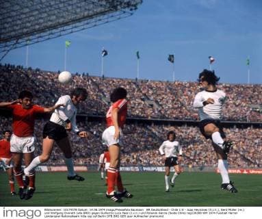 BR Deutschland - Chile 1:0 - Jupp Heynckes (3.v.li.), Gerd Müller (re.) und Wolfgang Overath (alle BRD) gegen Guillermo Loco Paez (2.v.li.) und Rolando Garcia (beide Chile)