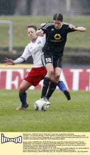 Fussball, 1. Frauen Bundesliga, 1. FFC Frankfurt vs. Hamburger SV, Kerstin Garefrekes (1. FFC Frankfurt, R), Carolin Simon (Hamburger SV, L)