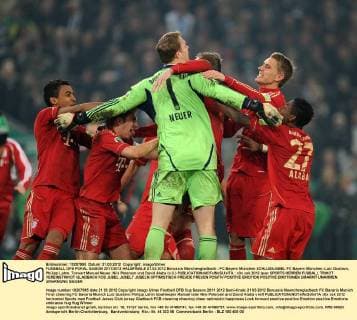 FUSSBALL DFB POKAL SAISON 2011 2012 HALBFINALE 21.03.2012 Borussia Mönchengladbach - FC Bayern München SCHLUSSJUBEL FC Bayern München; Luiz Gustavo, Philipp Lahm, Torwart Manuel Neuer, Nils Petersen und David Alaba (v.li.) 