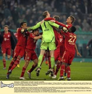21.03.2012, Fussball DFB-Pokal 2011 2012, Halbfinale, Borussia Mönchengladbach - FC Bayern München, im Borussia Park Gladbach. Frenetischer Jubel der Bayern mit Torwart Manuel Neuer (mitte, Bayern).