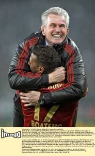 21.03.2012, Fussball DFB-Pokal 2011 2012, Halbfinale, Borussia Mönchengladbach - FC Bayern München, im Borussia Park Gladbach. v.l. Trainer Jupp Heynckes (Bayern München) fällt Jerome Boateng (Bayern München) in die Arme.