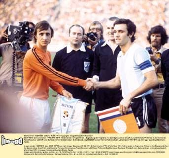 26.06.1974, Gelsenkirchen - FIFA WM 1974 - Niederlande vs Argentinien - Begrüßung der Kapitäne vor dem Spiel: Johan Cruyff (li.) und Roberto Perfumo; hi. Linienrichter Pavel Kasakov (UdSSR) und Schiedsrichter Bob Davidson (Schottland)