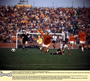 26.06.1974, Gelsenkirchen - FIFA WM 1974 - Niederlande vs Argentinien - Johan Neeskens wird von Roberto Perfumo zu Fall gebracht