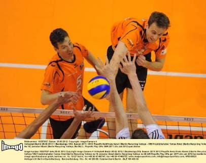 Volleyball Berlin 25.03.2012 1. Bundesliga DVL Saison 2011 2012 Playoffs Halbfinale Spiel 2 Berlin Recycling Volleys - VfB Friedrichshafen Tomas Kmet (Berlin Recycling Volleys, No.14) Jaroslav Skach (Berlin Recycling Volleys, No.05) li.