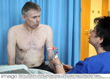 27.03.2012, Duisburg, Fussball, Ex-Fussballer Michael Tönnies zur Untersuchung im Herzzentrum Duisburg. Michael Tönnies bei der Blutabnahme, es behandelt ihn Krankenschwester Beate Meyer.