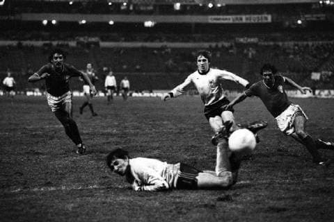 14.06.1977, Mexiko-Stadt - Freundschaftsspiel 1977 - Mexiko vs BR Deutschland 2:2 - Klaus Fischer erzielt das Tor zum 2:1 gegen Torwart Francisco Castrejon, Raul Isiordia Ayon (re.) und Javier Guzman (li.)