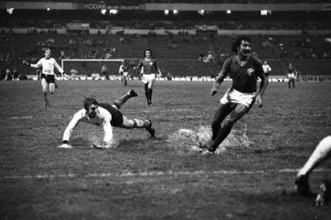 14.06.1977, Mexiko-Stadt - Freundschaftsspiel 1977 - Mexiko vs BR Deutschland 2:2 - Klaus Fischer (li.) gegen Javier Guzman