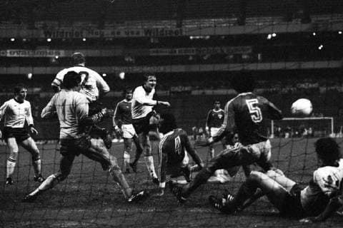 14.06.1977, Mexiko-Stadt - Freundschaftsspiel 1977 - Mexiko vs BR Deutschland 2:2 - Heinz Flohe (mitte) zieht ab