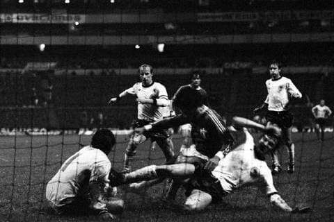 14.06.1977, Mexiko-Stadt - Freundschaftsspiel 1977 - Mexiko vs BR Deutschland 2:2 - Klaus Fischer (re.) gegen Torwart Francisco Castrejon; hi: Berti Vogts