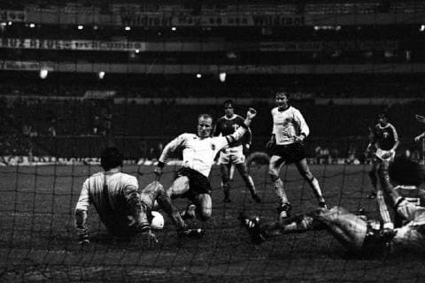 14.06.1977, Mexiko-Stadt - Freundschaftsspiel 1977 - Mexiko vs BR Deutschland 2:2 - Berti Vogts gegen Torwart Francisco Castrejon