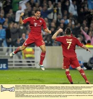 28.03.2012, Fussball Championsleague 2011 2012, Viertelfinale Hinspiel, Olympique de Marseille - FC Bayern München im Stade Velodrome in Marseille Frankreich. Mario Gomez (li, München) Torjubel mit Franck Ribery (re, München).