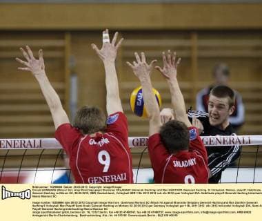 Ewoud GOMMANS (Mörser SC), Angriffsschlag gegen Branislav SKLADANY (Generali Haching) und Max GÜNTHÖR (Generali Haching, 9) Volleyball, Männer, playoff, Halbfinale, Generali Haching vs Mörser SC, 28.03.2012, GER, Deutschland,