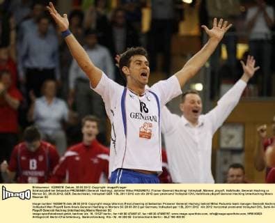Schlussjubel bei Sebastian PRÜSENER (Generali Haching), dahinter Mihai PADURETU (Trainer Generali Haching) Volleyball, Männer, playoff, Halbfinale, Generali Haching vs Mörser SC, 28.03.2012, GER, Deutschland,