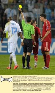 28.03.2012, Fussball Championsleague 2011 2012, Viertelfinale Hinspiel, Olympique de Marseille - FC Bayern München im Stade Velodrome in Marseille Frankreich. Philipp Lahm (mitte, Bayern München) bekommt die gelbe Karte von Schiedsrichter Carlos Velasco Carballo (li, ESP).
