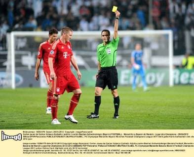 Carton jaune de Carlos Velasco Carballo ( arbitre ) contre Bastian Schweinsteiger (Bayern) FOOTBALL : Marseille vs Bayern de Munich - Ligue des Champions - 28 03 2012 ABibard FEP Panoramic 