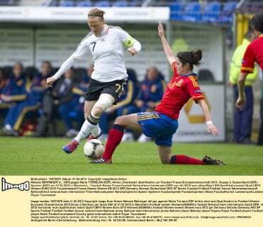 Melanie BEHRINGER (li., GER) gegen Marta TORREJON (ESP), Aktion, Zweikampf, Qualifikation zur Fussball Frauen-Europameisterschaft 2013, Gruppe 2, Deutschland (GER) - Spanien (ESP), am 31.03.2012 in Mannheim;