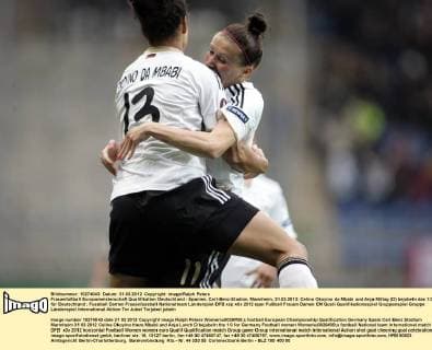 Frauenfußball Europameisterschaft Qualifikation Deutschland - Spanien, Carl-Benz-Stadion, Mannheim, 31.03.2012: Celina Okoyino da Mbabi und Anja Mittag (D) bejubeln das 1:0 für Deutschland