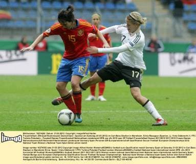 Frauenfußball, EM-Qualifikationsspiel Deutschland - Spanien am Samstag (31.03.2012) im Carl-Benz-Stadion in Mannheim. Silvia Meseguer (Spanien, L), Viola Odebrecht (1. FFC Turbine Potsdam).