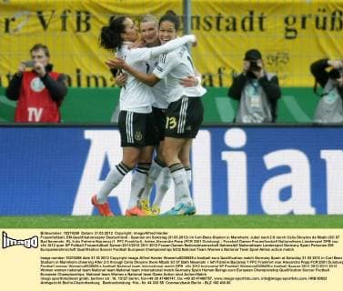 Frauenfußball, EM-Qualifikationsspiel Deutschland - Spanien am Samstag (31.03.2012) im Carl-Benz-Stadion in Mannheim. Jubel nach 2:0 durch Celia Okoyino da Mbabi (SC 07 Bad Neuenahr, R), links Fatmire Bajramaj (1. FFC Frankfurt), hinten Alexandra Popp (FCR 2001 Duisburg).
