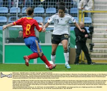 Frauenfußball, EM-Qualifikationsspiel Deutschland - Spanien am Samstag (31.03.2012) im Carl-Benz-Stadion in Mannheim. Sonia Bermudez Tribano (Spanien, L), Celia Okoyino da Mbabi (SC 07 Bad Neuenahr).