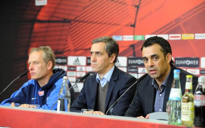 Leverkusen, BayArena, 31.3.2012 Fussball 1. Bl Saison 2011 2012 Bayer Leverkusen vs SC Freiburg 0-2 rechts, Trainer Robin DUTT, Bayer Leverkusen bei der Pressekonferenz