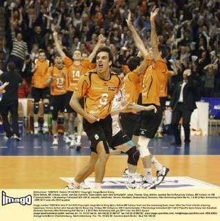 Björn Höhne, BR Volleys, vorne, und das restliche Team jubeln nach dem Schlußpfiff, Jubel, Freude, Sieg, Aktion, quadrat Berlin Recycling Volleys, BR Volleys vs VfB Friedrichshafen, 1.Bundesliga Volleyball 2011 2012, playoffs, Halbfinale, Herren, Handball, Deutschland, Germany, Max-Schmeling-Halle Berlin, 1.4.2012 Max-Schmeling-Halle