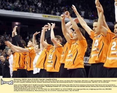 Das Team BR Volleys jubeln nach dem Sieg, Freude, Jubel, Team, Mannschaft, Aktion, quer Berlin Recycling Volleys, BR Volleys vs VfB Friedrichshafen, 1.Bundesliga Volleyball 2011 2012, playoffs, Halbfinale, Herren, Handball, Deutschland, Germany, Max-Schmeling-Halle Berlin, 1.4.2012 Max-Schmeling-Halle