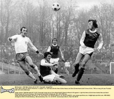 Franz -Bulle- Roth (FC Bayern München, li.) gegen v.re.: Karl Heinz Struth, Hans Günter Neues und Gerd Zimmermann (alle Fortuna Köln)