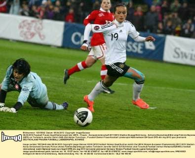 05.04.2012 Fussball Frauen Qualifikationsspiel der UEFA - Frauen - Europameisterschaft 2011 2012 Stadion Brueggllfeld Aarau . Schweiz-Deutschland Bild zeigt Fatmire Bajramaj (GER) vor Torhüterin Jennifer Oehrli (SUI) (SUI Aktion Torschuss 