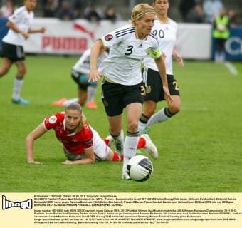 05.04.2012 Fussball Frauen Qualifikationsspiel der UEFA - Frauen - Europameisterschaft 2011 2012 Stadion Brueggllfeld Aarau . Schweiz-Deutschland Bild zeigt Saskia Bartusiak (GER) vorne gegen Ramona Bachmann (SUI) Aktion Zweikampf 