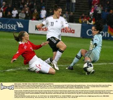 05.04.2012 Fussball Frauen Qualifikationsspiel der UEFA - Frauen - Europameisterschaft 2011 2012 Stadion Brueggllfeld Aarau . Schweiz-Deutschland Bild zeigt Anja Mittag (GER) schiesst an Torhüterin Jennifer Oehrli (SUI) vorbei das vierte Tor fuer Deutschland ,li. Marie-Andrea Egli (SUI Aktion Torschuss 