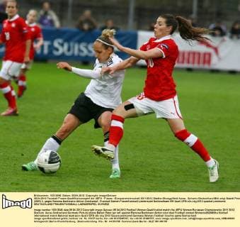 05.04.2012 Fussball Frauen Qualifikationsspiel der UEFA - Frauen - Europameisterschaft 2011 2012 Stadion Brueggllfeld Aarau . Schweiz-Deutschland Bild zeigt Babett Peter (GER) li. gegen Ramona Bachmann Aktion Zweikampf 