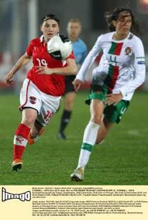 FUSSBALL - UEFA Euro 2013, Quali, AUT vs POR WIENER NEUSTADT,AUSTRIA,05.APR.12 - FUSSBALL - UEFA Europameisterschaft der Frauen, Qualifikation, ÖFB Länderspiel, Österreich vs Portugal. Bild zeigt Cornelia Haas (AUT) und Silvia Rebelo (POR). 