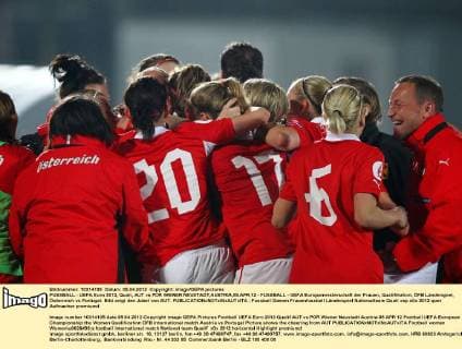 FUSSBALL - UEFA Euro 2013, Quali, AUT vs POR WIENER NEUSTADT,AUSTRIA,05.APR.12 - FUSSBALL - UEFA Europameisterschaft der Frauen, Qualifikation, ÖFB Länderspiel, Österreich vs Portugal. Bild zeigt den Jubel von AUT. 