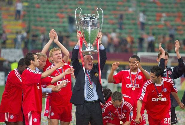 FUSSBALL CHAMPIONSLEAGUE FINALE SAISON 2000 2001 23.05.2001 FC Bayern München - FC Valencia 6:5 n. E. JUBEL FC Bayern München; Samuel Kuffour, Thorsten Fink, Mehmet Scholl, Stefan Effenberg, Trainer Ottmar Hitzfeld mit CHL Pokal, Patrick Andersson, Paulo Sergio, Hasan Salihamidzic und Torwart Bernd Dreher (v.li.) feiern den Titelgewinn 
