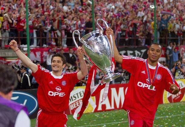 Fußball, FC Bayern München, Champions League Sieger 2001 FUSSBALL CHAMPIONSLEAGUE FINALE SAISON 2000 2001 23.05.2001 FC Bayern München - FC Valencia 6:5 n. E. JUBEL FC Bayern München; Bixente Lizarazu (li) und Paulo Sergio mit CHL Pokal 