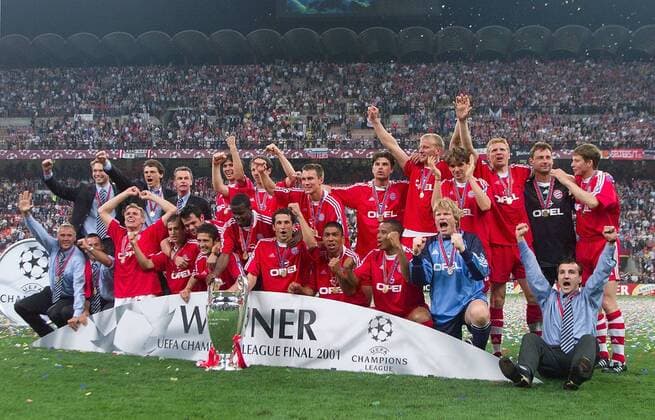 Fußball, FC Bayern München, Champions League Sieger 2001 FUSSBALL CHAMPIONSLEAGUE FINALE SAISON 2000 2001 23.05.2001 FC Bayern München - FC Valencia 6:5 n. E. Siegerbild FC Bayern München; Torwart Stefan Wessels, Co-Trainer Michael Henke, Trainer Ottmar Hitzfeld, Roque Santa Cruz, Thomas Linke, Patrick Andersson, Ciriaco Sforza, Carsten Jancker, Owen Hargreaves, Stefan Effenberg, Torwart Bernd Dreher, Michael Tarnat (hinten v.li.) Thorsten Fink, Michael Wiesinger, Alexander Zickler, Mehmet Scholl, Willy Sagnol, Bixente Lizarazu, Samuel Kuffour, Hasan Salihamidzic, Giovane Elber, Paulo Sergio, Torwart Oliver Kahn und Jens Jeremies (vorn v.li.)
