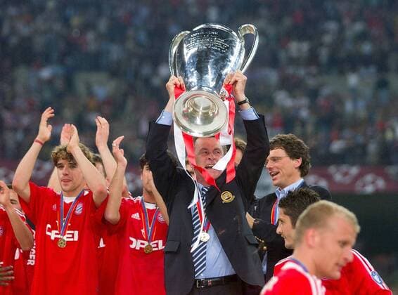 FUSSBALL CHAMPIONSLEAGUE FINALE SAISON 2000 2001 23.05.2001 FC Bayern München - FC Valencia 6:5 n. E. JUBEL FC Bayern München; Owen Hargreaves, Ciriaco Sforza (verdeckt), Trainer Ottmar Hitzfeld mit CHL Pokal und Co-Trainer Michael Henke (v.li.) 