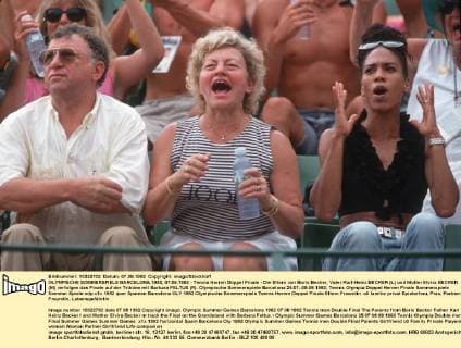 OLYMPISCHE SOMMERSPIELE BARCELONA 1992, 07.08.1992 - Tennis Herren Doppel Finale - Die Eltern von Boris Becker, Vater Karl-Heinz BECKER (L) und Mutter Elvira BECKER (M) verfolgen das Finale auf der Tribüne mit Barbara FELTUS (R). Olympische Sommerspiele Barcelona 25.07.-09.08.1992
