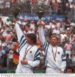 OLYMPISCHE SOMMERSPIELE BARCELONA 1992, 07.08.1992 - Tennis Herren Doppel Finale - Boris BECKER (GER) und Michael STICH (GER) präsentieren die Goldmedaille.. Olympische Sommerspiele Barcelona 25.07.-09.08.1992