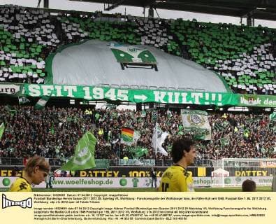 Fussball Bundesliga Herren Saison 2011 2012 29. Spieltag VfL Wolfsburg - Fanchoreografie der Wolfsburger fans, der Käfer-Kult seit 1945