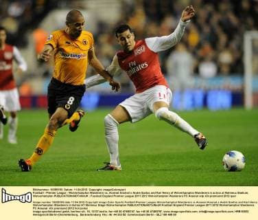 Football - Premier League - Wolverhampton Wanderers vs. Arsenal Arsenal s Andre Santos and Karl Henry of Wolverhampton Wanderers in action at Molineux Stadium, Wolverhampton 