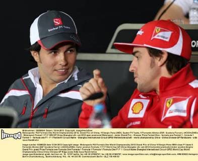 Motorsports: FIA Formula One World Championship 2012, Grand Prix of China, 15 Sergio Perez (MEX, Sauber F1 Team), 5 Fernando Alonso (ESP, Scuderia Ferrari), xHOCHxZWEIx
