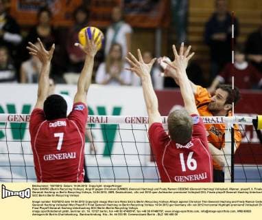 Roko SIKIRIC (Berlin Recycling Volleys). Angriff gegen Christian DÜNNES (Generali Haching) und Fredy Ramon CEDENO (Generali Haching) Volleyball, Männer, playoff, 3. Finale, Generali Haching vs Berlin Recycling Volleys, 14.04.2012, GER, Deutschland,