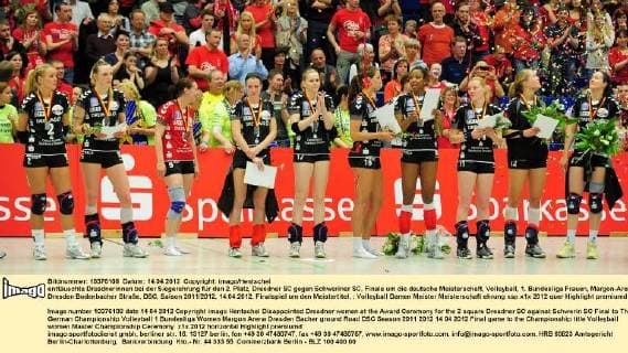 enttäuschte Dresdnerinnen bei der Siegerehrung für den 2. Platz, Dresdner SC gegen Schweriner SC, Finale um die deutsche Meisterschaft, Volleyball, 1. Bundesliga Frauen, Margon-Arena Dresden Bodenbacher Straße, DSC, Saison 2011 2012, 14.04.2012, Finalspiel um den Meistertitel,